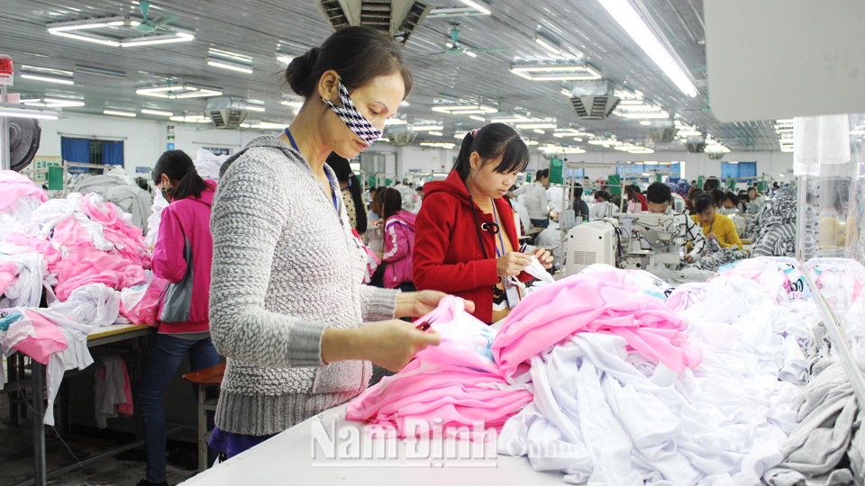 Công ty cổ phần Nam Tiệp, Cụm công nghiệp An Xá (Thành phố Nam Định) tạo việc làm cho hàng trăm lao động nữ.  Bài và ảnh: Minh Tân
