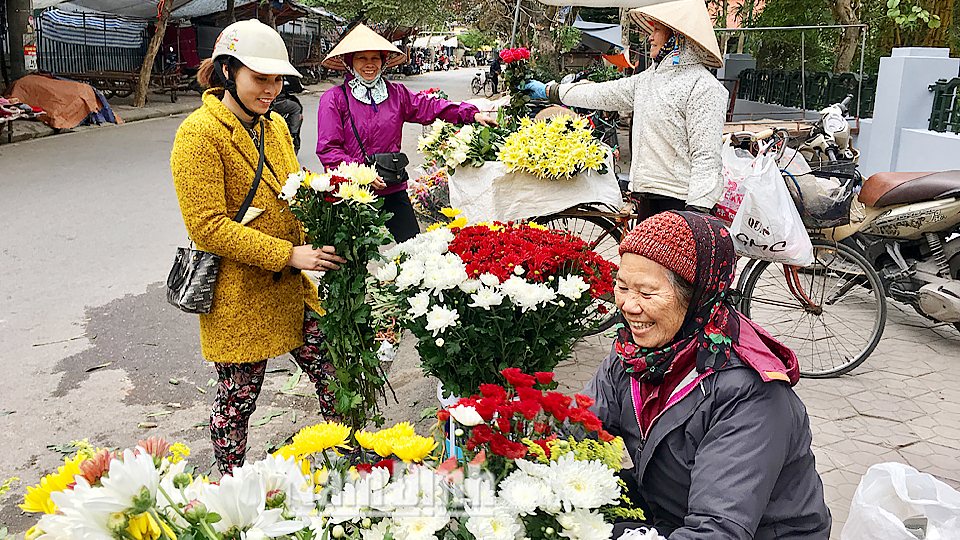 Người dân mua hoa tại chợ Hoa Thành phố Nam Định.