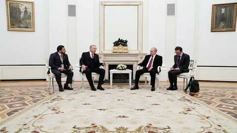 Ông Putin (thứ hai, từ bên phải) và ông (từ hai, từ bên trái) hội đàm tại Điện Kremlin. (Ảnh: TASS)