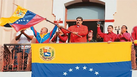 Tổng thống N.Maduro (người cầm cờ) dự cuộc mít-tinh của hàng trăm nghìn người ủng hộ chính phủ ở thủ đô Caracas. Ảnh: TÂN HOA XÃ