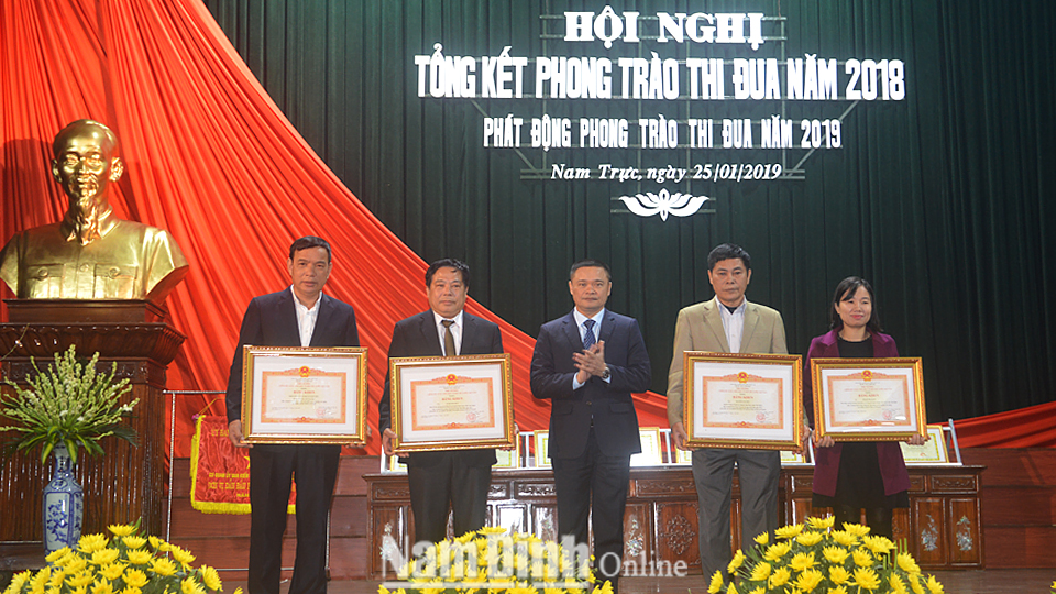 Đồng chí Bạch Ngọc Chiến, Tỉnh ủy viên, Phó Chủ tịch UBND tỉnh trao Bằng khen của Thủ tướng Chính phủ các các tập thể, cá nhân có thành tích xuất sắc trong phong trào thi đua.