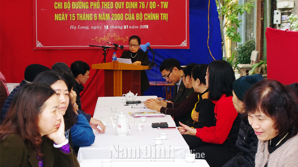 Một buổi sinh hoạt của Chi bộ tổ 37, Đảng bộ phường Hạ Long (Thành phố Nam Định) có đảng viên 76 tham dự.