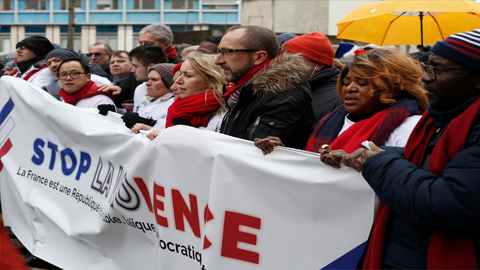 Hàng nghìn người Pháp tham gia cuộc tuần hành “Khăn đỏ” phản đối bạo lực. Ảnh: AP