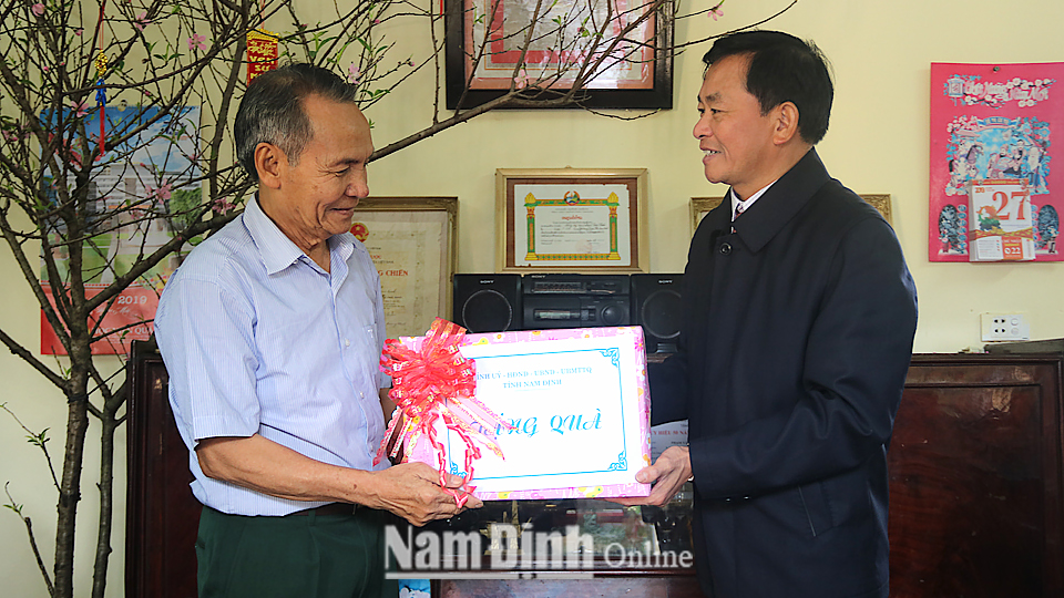Đồng chí Nguyễn Phùng Hoan, Tỉnh ủy viên, Phó Chủ tịch UBND tỉnh đến thăm, tặng quà ông Phạm Văn Kiểm, thương binh tỷ lệ thương tật 61% ở thôn Nhuộng, xã Yên Trung. Hoàng Anh