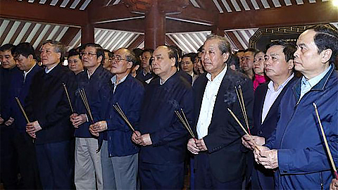 Thủ tướng Nguyễn Xuân Phúc cùng nhiều vị lãnh đạo, nguyên lãnh đạo Đảng, Nhà nước dâng hương, báo công lên Chủ tịch Hồ Chí Minh tại đền thờ Bác Hồ trên đỉnh Ba Vì, Hà Nội. 