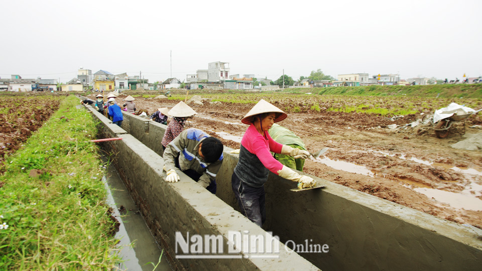 Thi công kênh mương nội đồng phục vụ sản xuất nông nghiệp trên địa bàn xã Xuân Kiên (Xuân Trường).  Bài và ảnh: Hoàng Tuấn