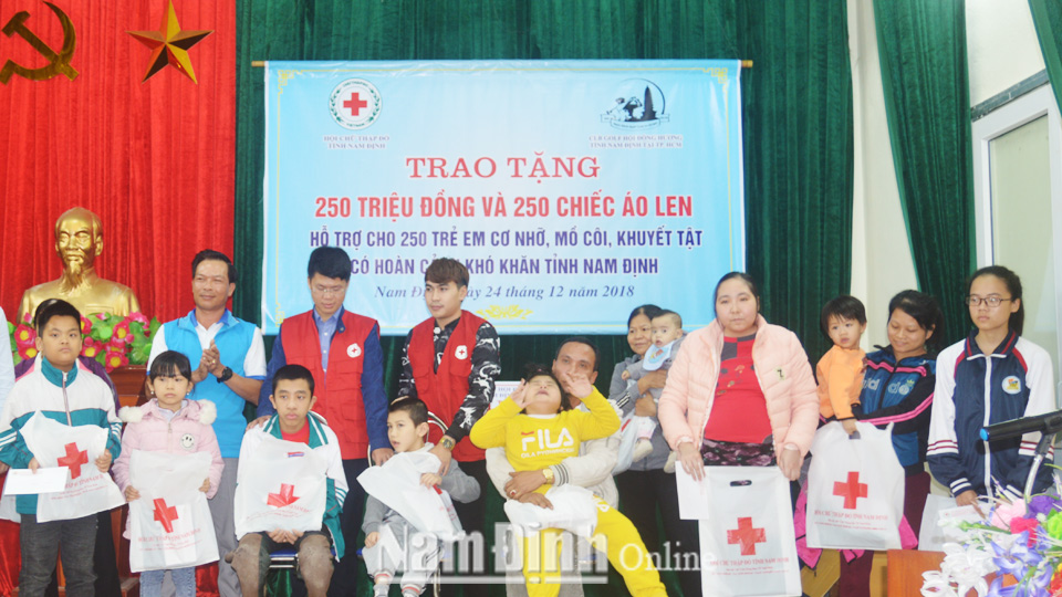 Câu lạc bộ Golf Hội đồng hương Nam Định tại Thành phố Hồ Chí Minh trao tặng quà Tết cho trẻ em mồ côi, khuyết tật có hoàn cảnh đặc biệt khó khăn.