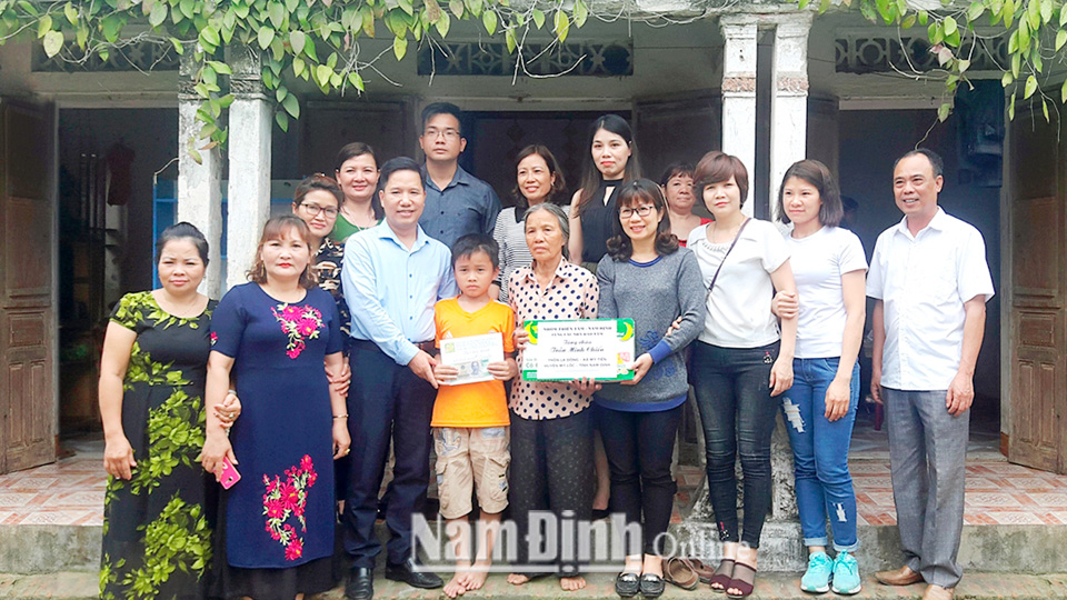 Nhóm  Thiện Tâm Nam Định trao học bổng cho em Trần Minh Chiến, học sinh Trường  Tiểu học  Mỹ Tiến  (Mỹ Lộc).