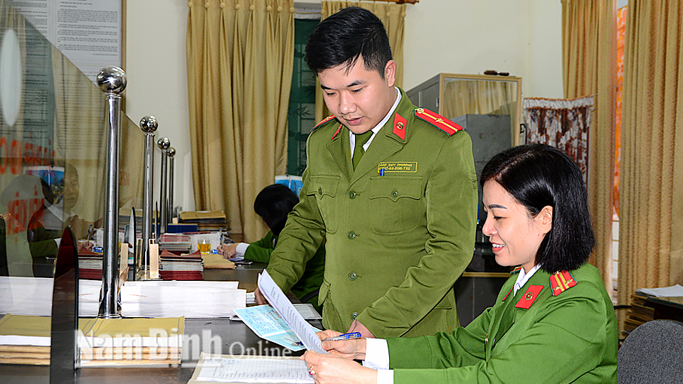 Công an Thành phố Nam Định giải quyết thủ tục hành chính cho nhân dân trên địa bàn.