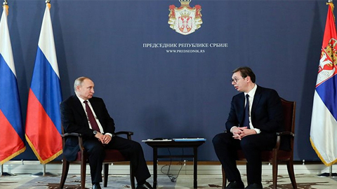 Tổng thống Nga V. Pu-tin (người bên trái) hội đàm Tổng thống Xéc-bi-a A.Vu-xích. Ảnh TASS