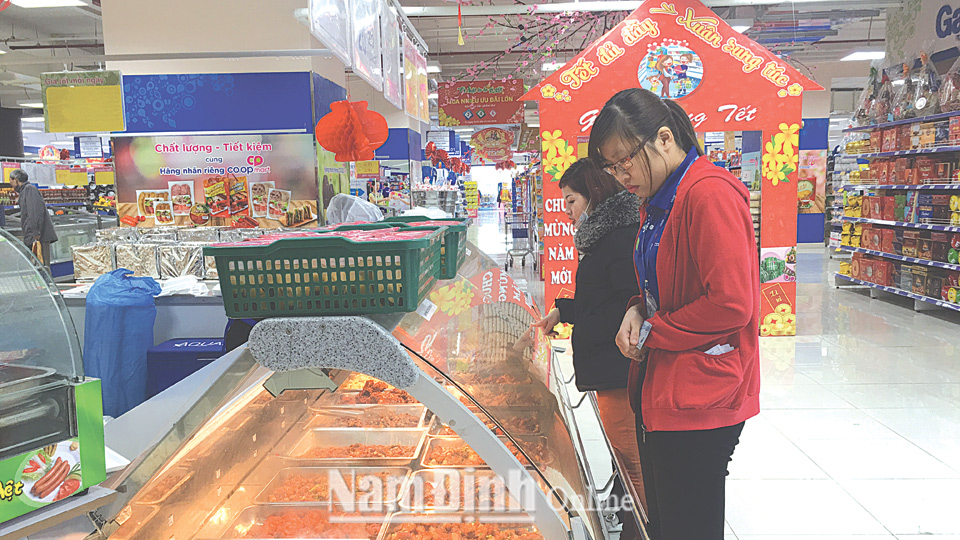 Khách hàng mua thực phẩm chín tại Siêu thị Coopmart (Thành phố Nam Định).