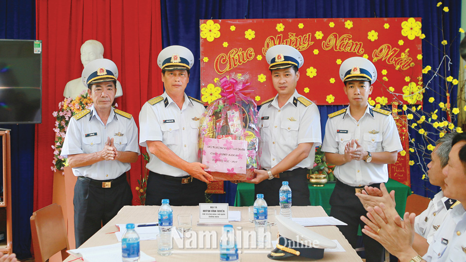 Lãnh đạo Bộ Tư lệnh Vùng 2 Hải quân tặng quà cán bộ, chiến sĩ trạm ra-đa 590 huyện Côn Đảo, tỉnh Bà Rịa - Vũng Tàu.