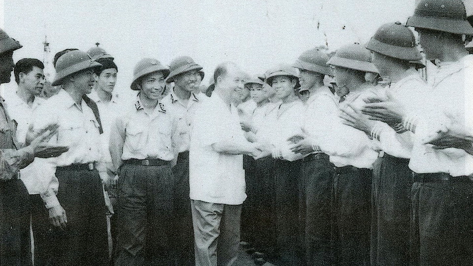 Đồng chí Trường Chinh thăm một đơn vị Hải quân ở Quảng Ninh, năm 1970.