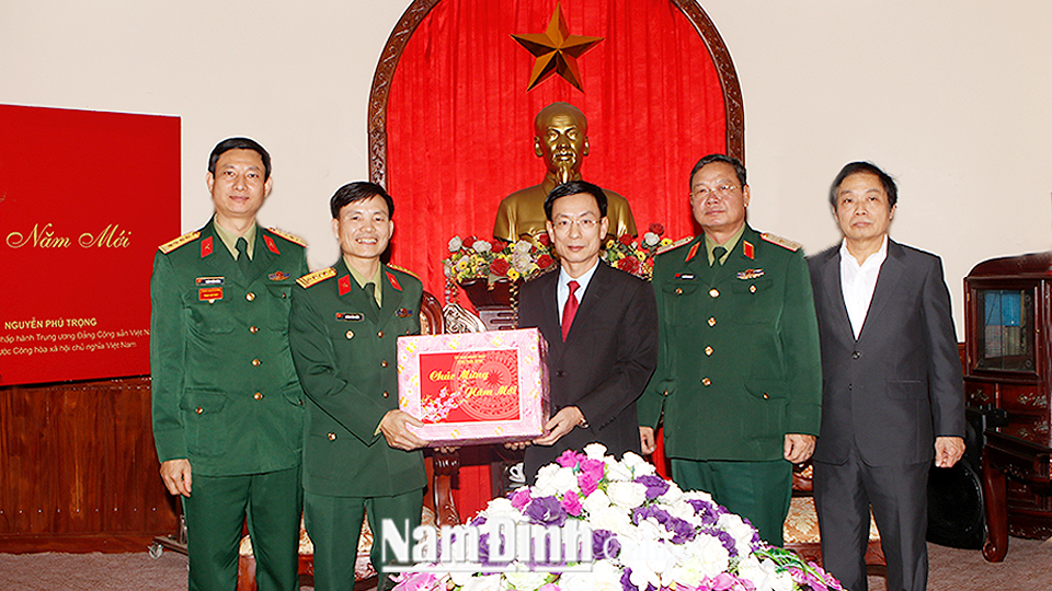 Đồng chí Phạm Đình Nghị, Phó Bí thư Tỉnh ủy, Chủ tịch UBND tỉnh đã đi thăm, chúc Tết cán bộ, chiến sĩ Bộ Chỉ huy Quân sự tỉnh. 