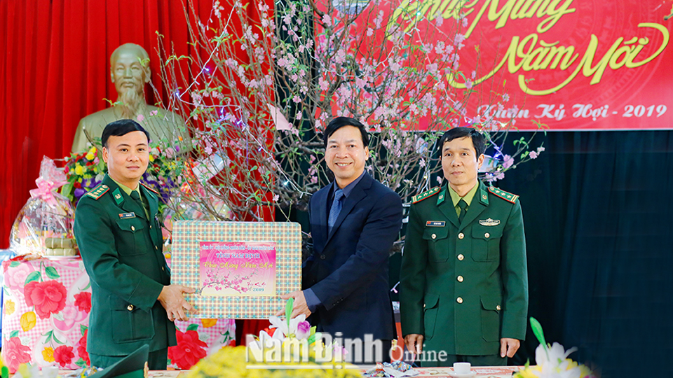Đồng chí Trần Văn Chung, Phó Bí thư Thường trực Tỉnh ủy, Chủ tịch HĐND tỉnh thăm, chúc Tết, tặng quà cán bộ, chiến sĩ Đồn Biên phòng Văn Lý.