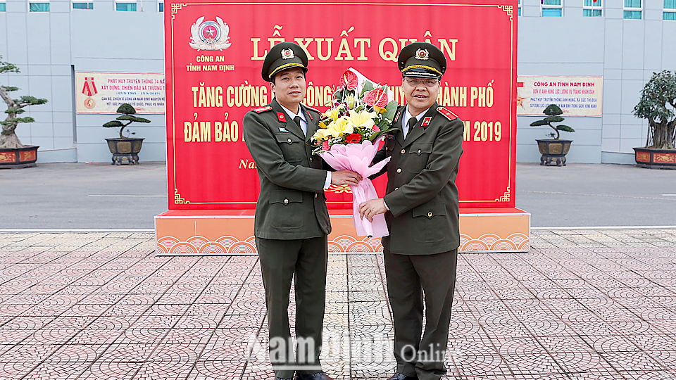 Đồng chí Thiếu tướng Đặng Văn Sinh, Ủy viên Ban Thường vụ Tỉnh ủy, Giám đốc Công an tỉnh tặng hoa cho đại diện lực lượng công an được tăng cường về cơ sở.