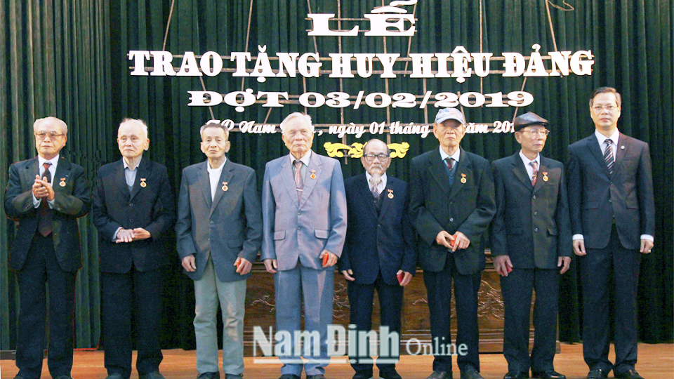 Đồng chí Nguyễn Anh Tuấn, Ủy viên Ban Thường vụ Tỉnh ủy, Bí thư Thành ủy Nam Định trao tặng Huy hiệu Đảng cho các đảng viên.