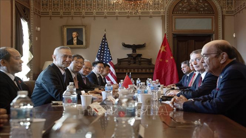 Phó Thủ tướng Trung Quốc Lưu Hạc (thứ 2, trái) dẫn đầu phái đoàn trong cuộc đàm phán với Đại diện Thương mại Mỹ Robert Lighthizer (thứ 3, phải) và Bộ trưởng Thương mại Wilbur Ross (phải) tại Washington DC., ngày 30/1/2019. Ảnh: AFP/TTXVN