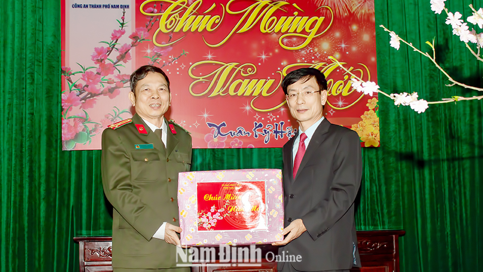 Đồng chí Phạm Đình Nghị, Phó Bí thư Tỉnh ủy, Chủ tịch UBND tỉnh đến thăm, chúc Tết cán bộ, chiến sĩ Công an Thành phố Nam Định.