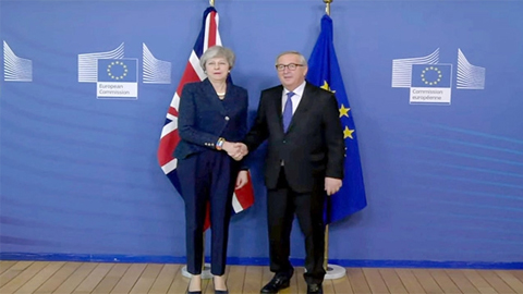 Thủ tướng Anh T.May và Chủ tịch Ủy ban châu Âu J.Juncker tại cuộc gặp ở Brussels, Bỉ. Ảnh: FRANCE 24
