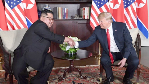 Hai nhà lãnh đạo Mỹ-Triều bắt tay trong lần gặp thượng đỉnh đầu tiên tại Singapore. 