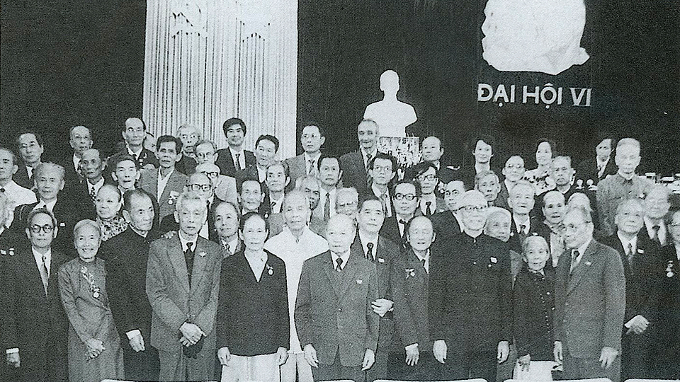 Đồng chí Trường Chinh cùng các đồng chí Nguyễn Văn Linh, Phạm Văn Đồng, Lê Đức Thọ gặp gỡ các đồng chí lão thành cách mạng dự Đại hội lần thứ VI của Đảng.