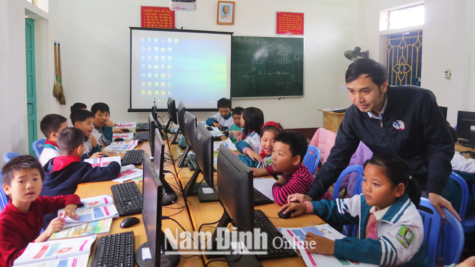 Thầy trò Trường Tiểu học Trực Cát (Thị trấn Cát Thành) trong một giờ học Tin học.  Bài và ảnh: Hồng Minh