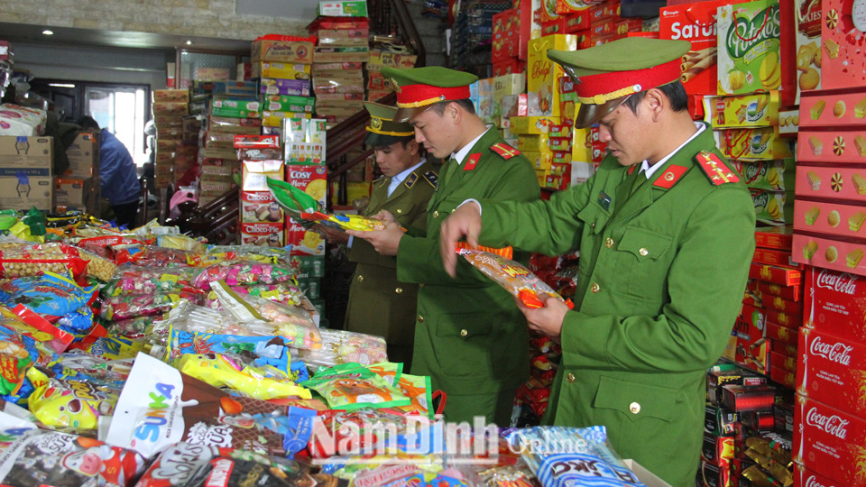 Lực lượng chức năng huyện Xuân Trường kiểm tra chất lượng hàng hóa dịp Tết Nguyên đán Kỷ Hợi 2019.