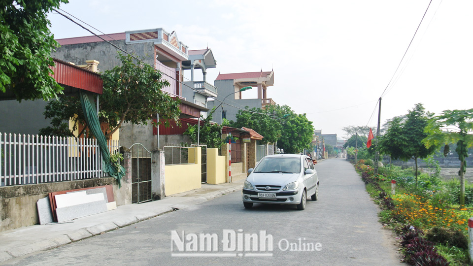 Tuyến đường trục thôn An Lạc tại xã Tam Thanh được đầu tư khang trang đảm bảo đạt tiêu chí nông thôn mới nâng cao của tỉnh.  Bài và ảnh: Đức Toàn