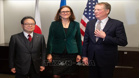 Đại diện Thương mại Mỹ Robert Lighthizer (phải), Ủy viên Thương mại châu Âu Cecilia Malmstrom (giữa) và Bộ trưởng Kinh tế, Thương mại và Công nghiệp Nhật Bản Hiroshige Seko (trái) tại cuộc gặp ở Washington ngày 9/1. Ảnh: AFP/TTXVN