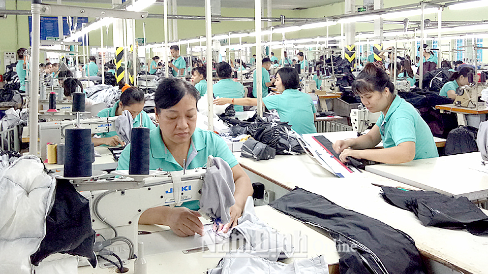 Sản xuất sản phẩm xuất khẩu tại Công ty cổ phần May 1 Dệt Nam Định.