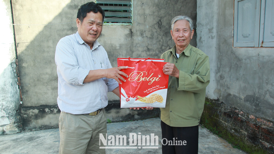 Cán bộ Hội Chữ thập đỏ xã Nam Cường tặng quà gia đình có hoàn cảnh khó khăn.