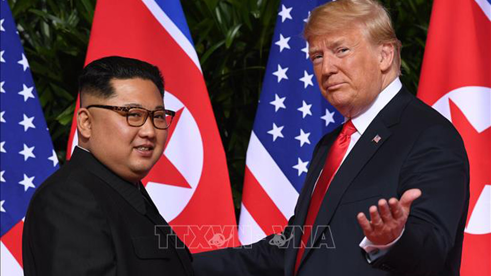 Tổng thống Mỹ Donald Trump (phải) và Chủ tịch Triều Tiên Kim Jong-un tại hội nghị thượng đỉnh ở Singapore ngày 12-6-2018.  Ảnh: AFP/ TTXVN
