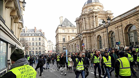 Người biểu tình "Áo vàng" tập trung tại thủ đô Paris, Pháp, ngày 9/2/2019. Ảnh: AFP/TTXVN