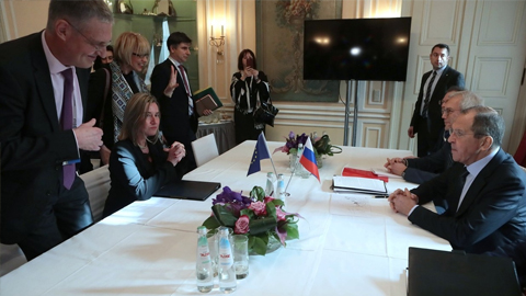 Ngoại trưởng Nga gặp Cao ủy EU phụ trách Chính sách đối ngoại Federica Mogherini bề lề Hội nghị Munich. (Ảnh: RT)