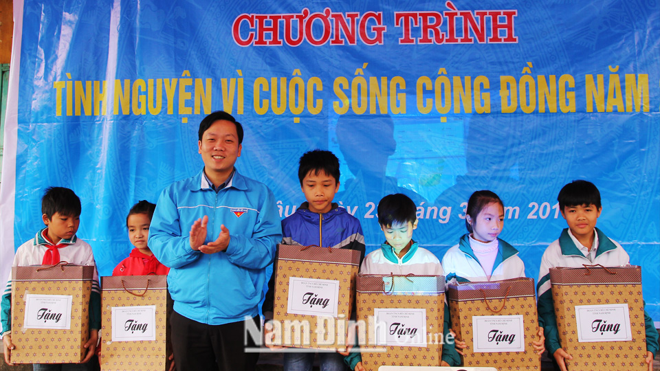 Đoàn Thanh niên tỉnh tặng quà cho học sinh nghèo vượt khó huyện Nghĩa Hưng.