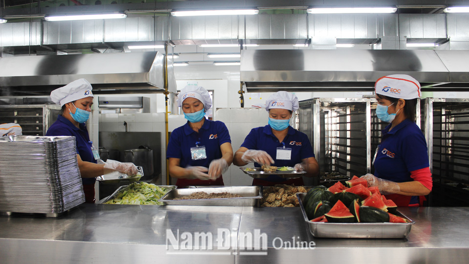 Chuẩn bị bữa ăn trưa cho công nhân tại Công ty trách nhiệm hữu hạn Santa Clara, xã Yên Bình (Ý Yên).