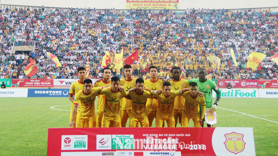 Đội hình thi đấu của Câu lạc bộ bóng đá Nam Định.  Bài và ảnh: Hoàng Anh
