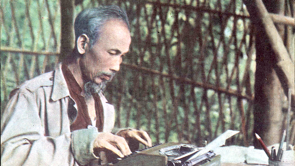 Chủ tịch Hồ Chí Minh làm việc tại Chiến khu Việt Bắc (1952).