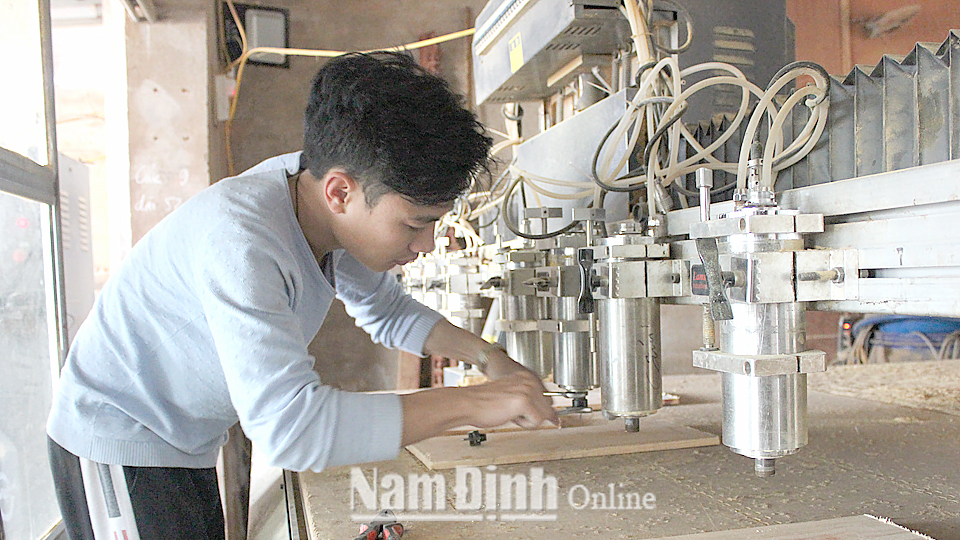 Cơ sở sản xuất của ông Ngô Văn Cẩn, xóm 6, xã Hải Phong được đầu tư máy móc hiện đại để hoàn thiện các sản phẩm mộc mỹ nghệ chất lượng cao.
