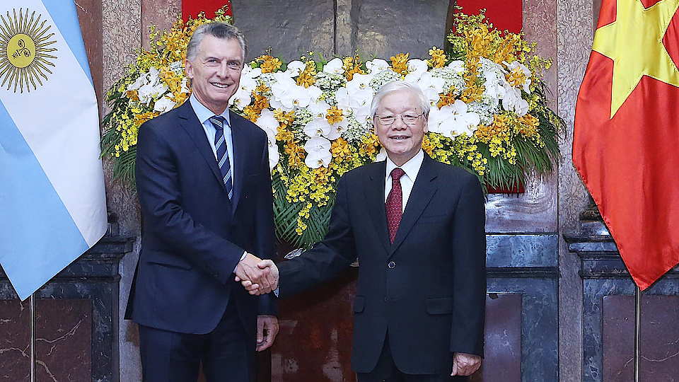 Tổng Bí thư, Chủ tịch nước Nguyễn Phú Trọng và Tổng thống Cộng hòa Argentina Mauricio Macri tại lễ đón.