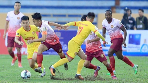 Pha tranh bóng giữa cầu thủ hai đội Nam Ðịnh (áo vàng) và Sài Gòn FC.