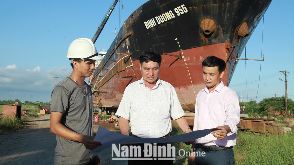Cán bộ, kỹ sư làm việc tại Công ty trách nhiệm hữu hạn Đóng tàu Trung Bộ.  Bài và ảnh: Việt Thắng
