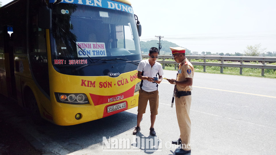 Cán bộ Phòng Cảnh sát giao thông (Công an tỉnh) kiểm tra việc chấp hành các điều kiện bảo đảm an toàn giao thông của xe khách tại địa phận huyện Vụ Bản.