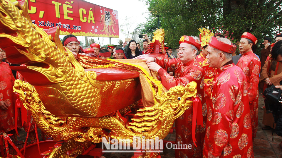 Người cao tuổi phường Lộc Vượng (Thành phố Nam Định) tham gia nghi thức rước Nước, tế Cá tại lễ Khai ấn Đền Trần.