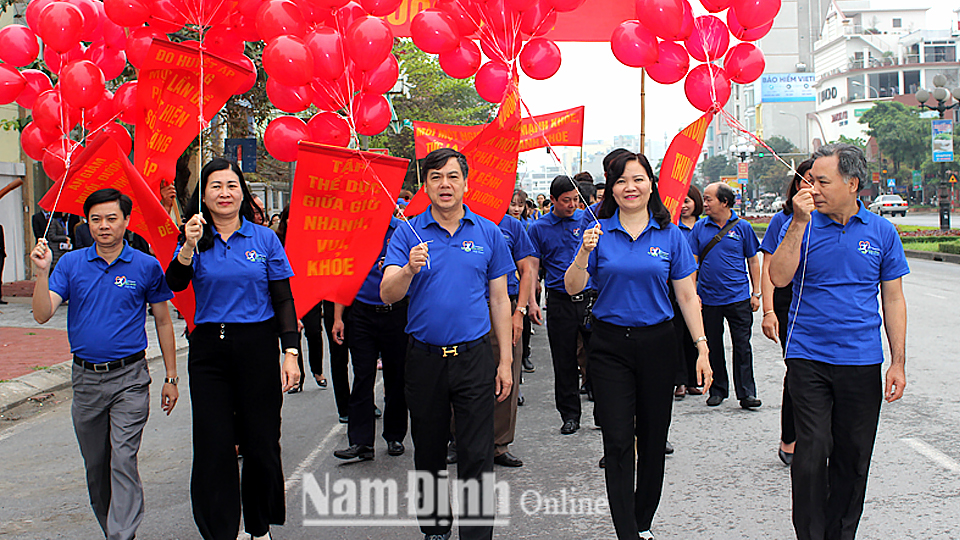 Đồng chí Trần Lê Đoài, Tỉnh uỷ viên, Phó Chủ tịch UBND tỉnh tham gia đi bộ hưởng ứng cùng đoàn diễu hành.
