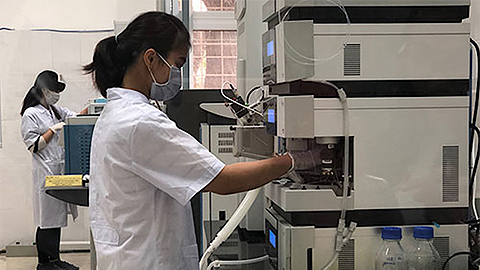 Kỹ thuật viên sử dụng thiết bị đo sắc kí khối phổ phân giải cao tại phòng thí nghiệm. 