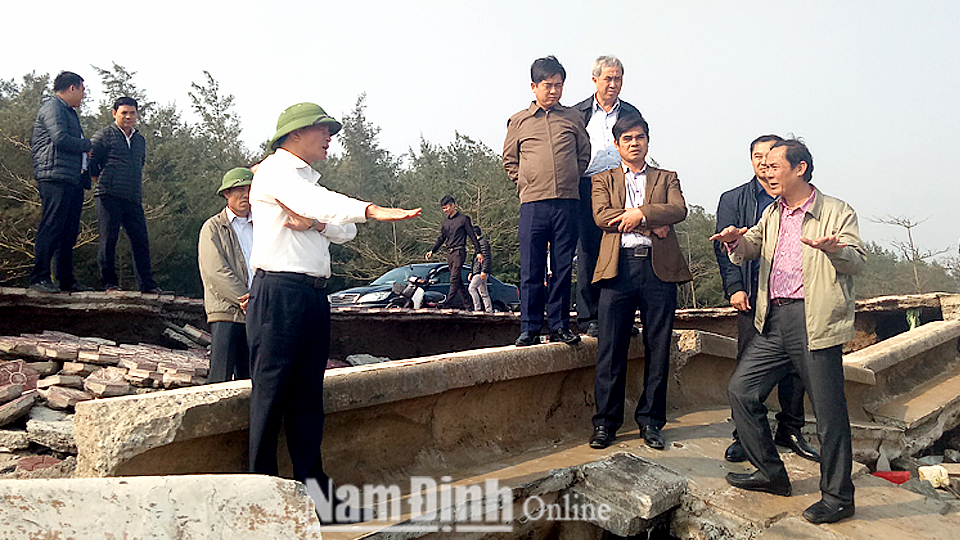Đồng chí Nguyễn Phùng Hoàn, Tỉnh ủy viên, Phó Chủ tịch UBND tỉnh kiểm tra hiện trạng vỡ kè khu du lịch sinh thái Thị trấn Rạng Đông.