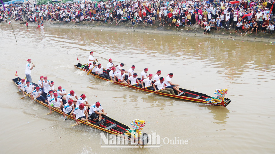 Bơi chải truyền thống tại huyện Giao Thủy.  Bài và ảnh: Trần Huy
