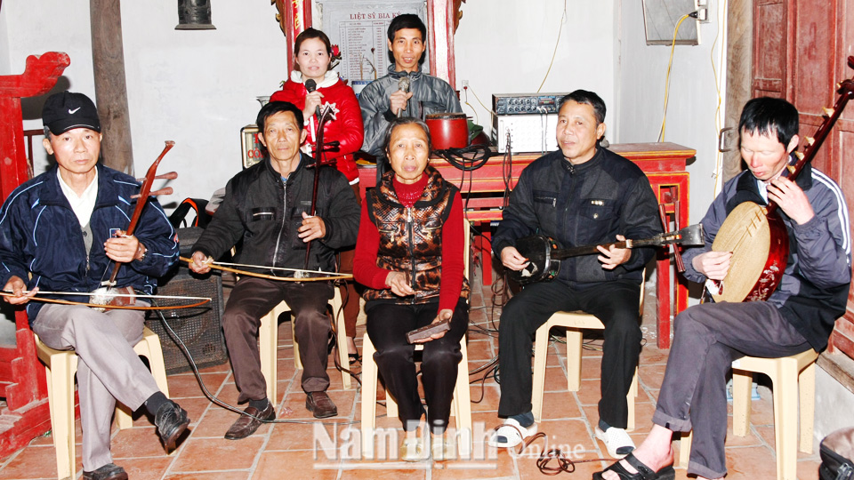 Buổi luyện tập của Câu lạc bộ đàn hát dân ca làng Hưng Nhân, xã Xuân Ninh.